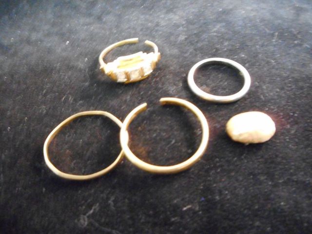 Deux anneaux or et or gris. 1 anneau or coupé. 1 bague or et pier...