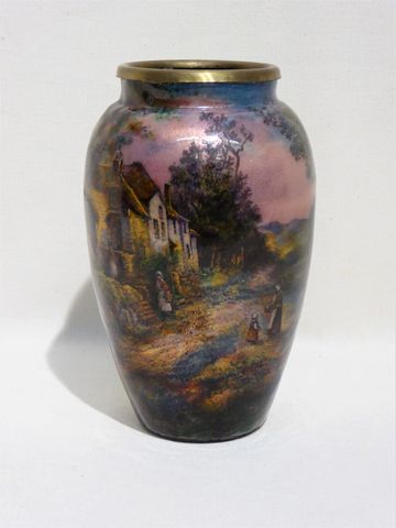 A. Marty pour Limoges, France. Vase en métal avec décor émaillé - En vente sur France