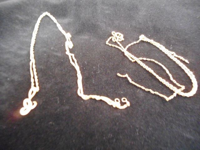 Deux chaines or cassées avec 1 pendentif or 4,3g