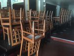 LOT DE MOBILIER DE SALLE COMPRENANT: 36 CHAISES, 7 TABLES 4 PERSO...