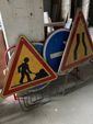 LOT DE 4 PANNEAUX DE SIGNALISATION ET UNE BARRIÈRE DE CHANTIER