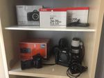 LOT DE 2 APPAREILS PHOTOS (SONY A200 ET CANON EOS 5D) ET 3 OBJECT...