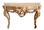 Console en bois doré, mouluré et sculpté de guirlandes et d'une c...